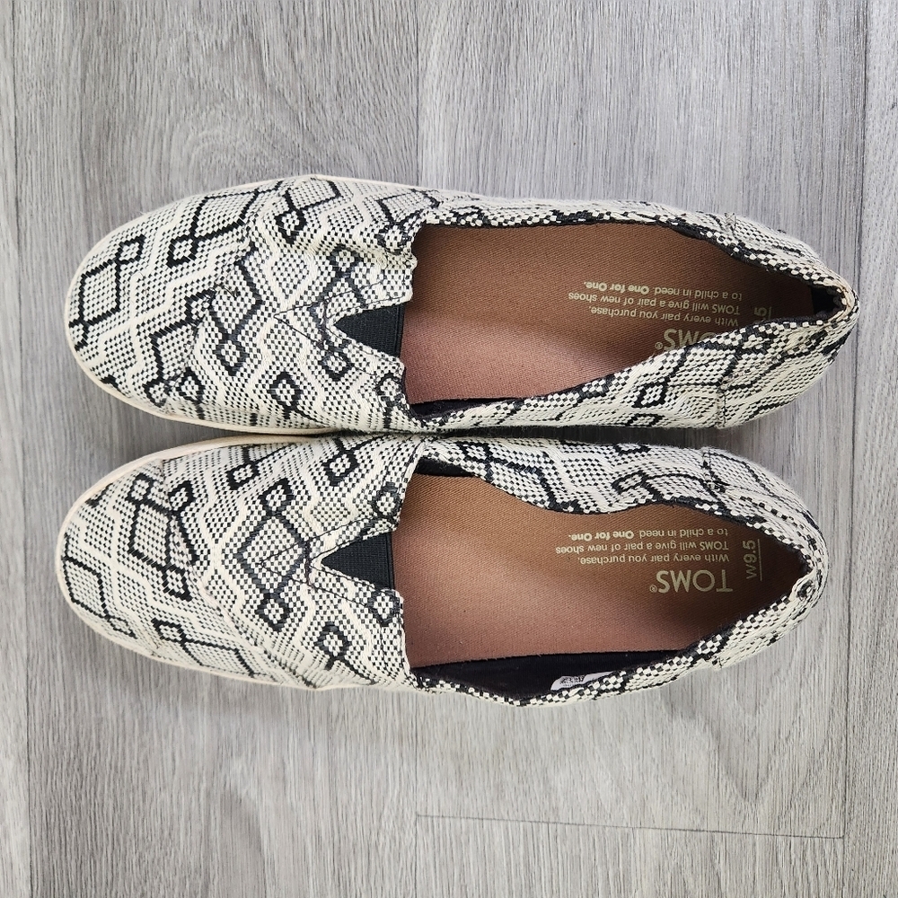 TOMS White and Black Shoes 9.5 Diamond Jacquard Aztec  Weave Print‎